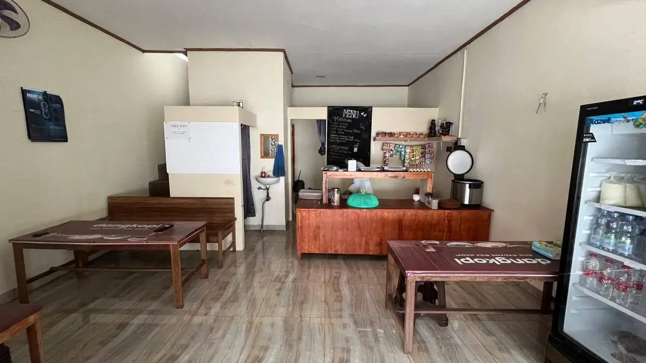 Kios warung makan / warung rames  lokasi dekat kos kosan dan jalan raya,disewakan dengan alat beserta elektronik lainnya.